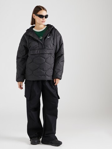 Nike Sportswear Övergångsjacka 'Essential' i svart