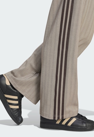 ADIDAS ORIGINALS Ohlapna forma Hlače 'CLASSIC' | rjava barva