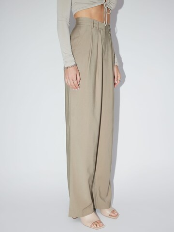 Wide leg Pantaloni con pieghe 'Draco' di LeGer by Lena Gercke in marrone: lato