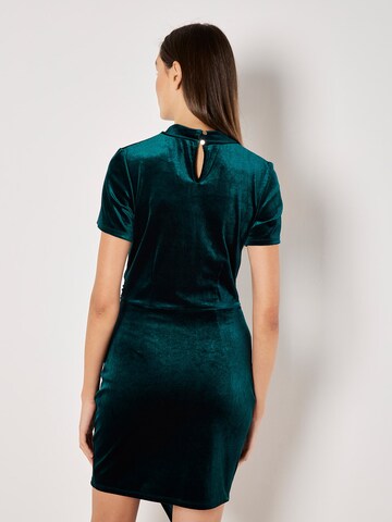 Robe ' ' Apricot en vert