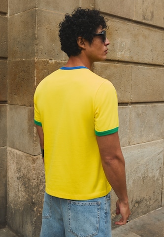 Tricou 'MUNDIAL' de la Bershka pe galben