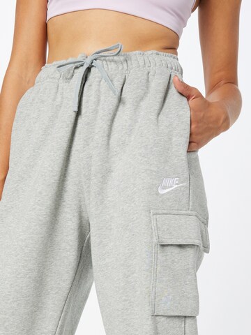 Nike Sportswear Zúžený Kapsáče 'Club Fleece' – šedá