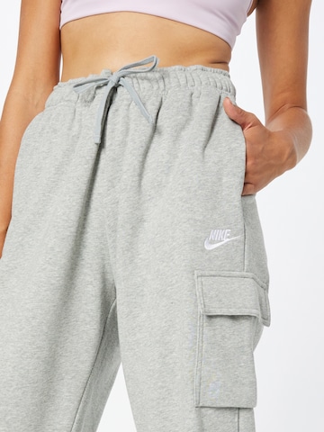 Effilé Pantalon cargo 'Club Fleece' Nike Sportswear en gris