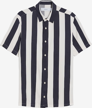 Coupe regular Chemise Bershka en bleu : devant