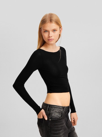 Tricou de la Bershka pe negru