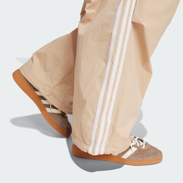 ADIDAS ORIGINALS Широкий Штаны в Бежевый