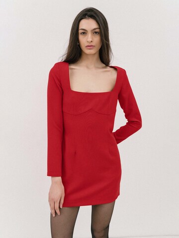 4TAILORS Φόρεμα 'Spice It Up' σε κόκκινο: μπροστά