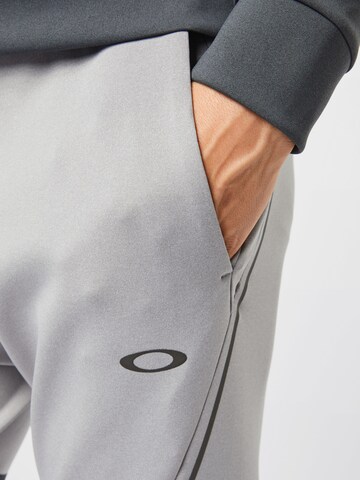 Effilé Pantalon de sport OAKLEY en gris