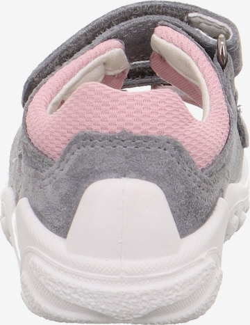 SUPERFIT - Zapatos abiertos 'FLOW' en gris