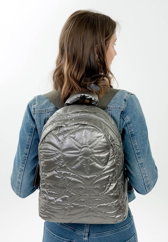 Suri Frey Backpack 'Sherry' in Silver: front