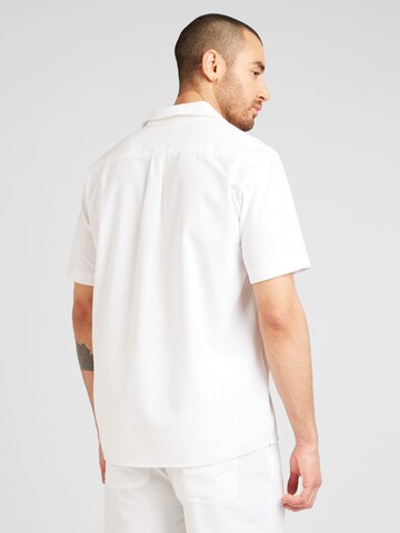 anerkjendt - Ajuste confortable Camisa 'LEO' en blanco