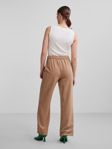 Loosefit Pantaloni 'PCBOZZY' di PIECES in marrone