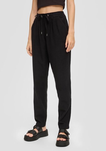 QS Regular Pleat-front trousers in Black