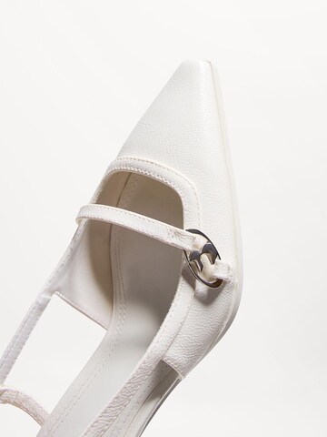 Escarpins à bride arrière Bershka en blanc