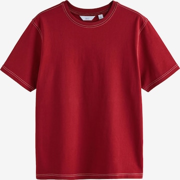 Tricou de la Next pe roșu: față