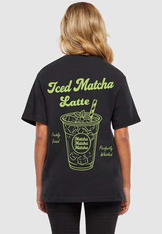 Merchcode Shirt 'Iced Matcha Latte' in Zwart: voorkant