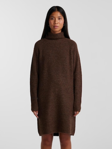 Robes en maille 'Ellen' PIECES en marron : devant