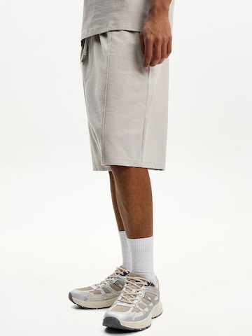 regular Pantaloni di Bershka in grigio: frontale