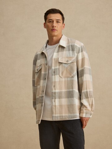 DAN FOX APPAREL Демисезонная куртка 'Johann' в Серый: спереди