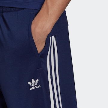 ADIDAS ORIGINALS Voľný strih Nohavice - Modrá