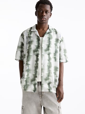 Pull&Bear Regularny krój Koszula w kolorze zielony: przód
