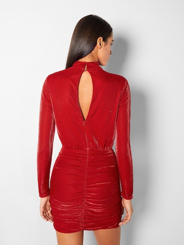 Bershka Koktejlové šaty – červená