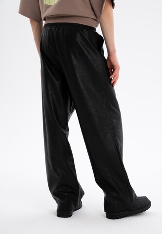 Wide leg Pantaloni con pieghe di ET Nos in nero