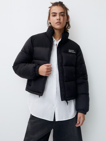 Pull&Bear Winter jacket in Black: front