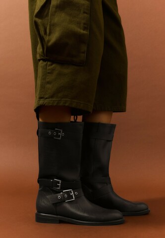 Botine de la Pull&Bear pe maro