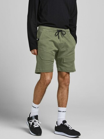 Regular Pantalon cargo 'Gus' JACK & JONES en vert : devant