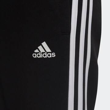 ADIDAS SPORTSWEAR Конический (Tapered) Спортивные штаны 'Essential' в Черный