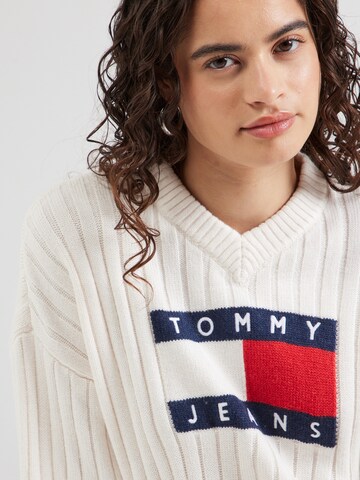 Pull-over Tommy Jeans en blanc