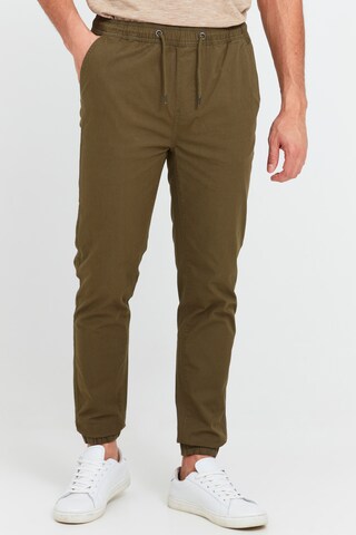 !Solid Tapered Chino Pants 'THEREON' in Green: front