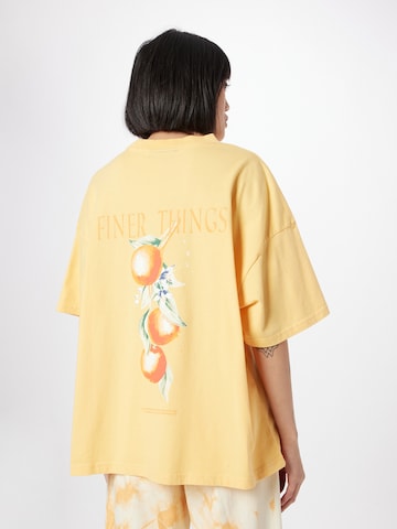 T-shirt oversize 'Brend' Pegador en jaune