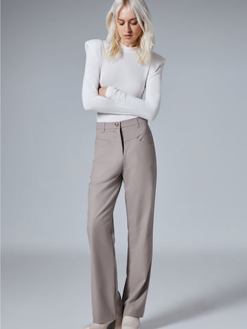 Regular Pantaloni 'Jerry' de la 4TAILORS pe gri