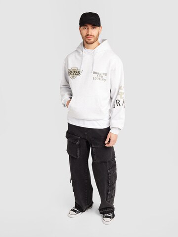 Grimey - Sudadera 'CAUSING PANIC' en blanco
