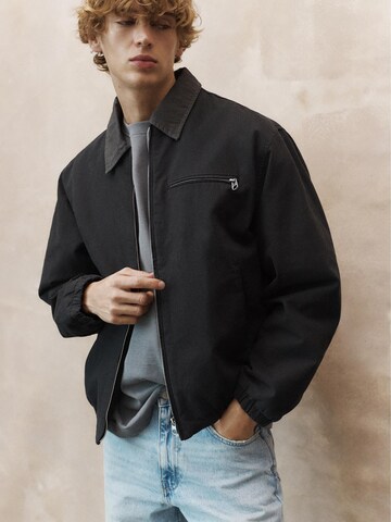 Pull&Bear Prehodna jakna | črna barva
