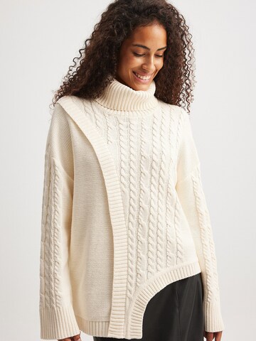 Pull-over NA-KD en beige : devant