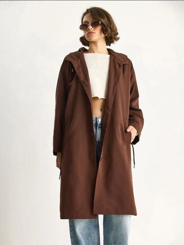 Bianco Lucci - Sobretudo meia-estação em castanho: frente