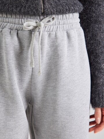 Tapered Pantaloni 'Laureen' di ABOUT YOU in grigio