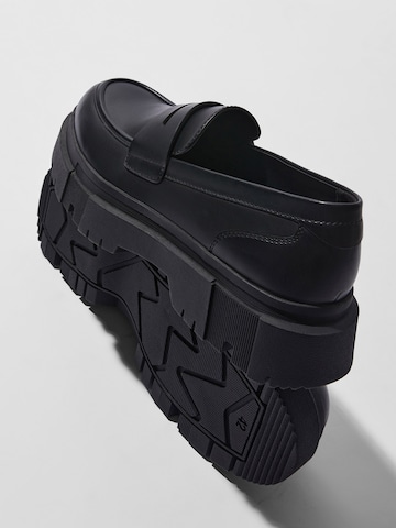 Bershka Slipper in Schwarz