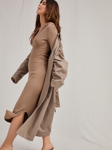 A LOT LESS Between-seasons coat 'Kiara' in Beige: front