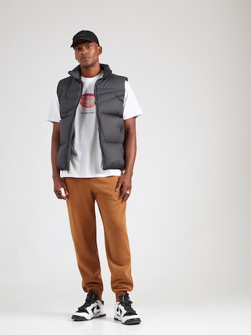 Nike Sportswear Tapered Nadrág 'CLUB' - barna