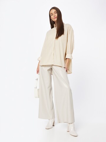 Wide leg Pantaloni con pieghe di COMMA in beige