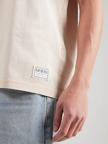 GUESS - Camiseta en marrón