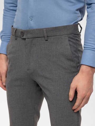 Regular Pantalon Antioch en gris