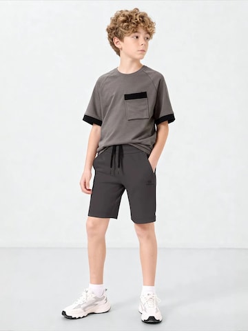 regular Pantaloni 'TOMMY Jugend-Shorts Mit Kordelzugbund' di Tommy Life in grigio