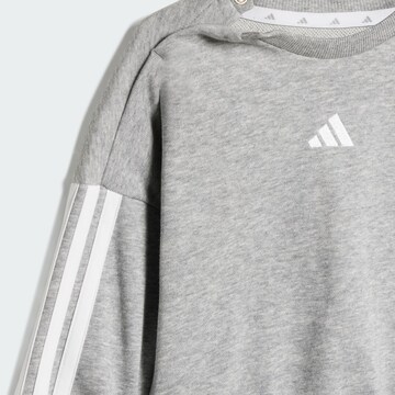 ADIDAS SPORTSWEAR Тренировочный костюм 'Essentials' в Серый