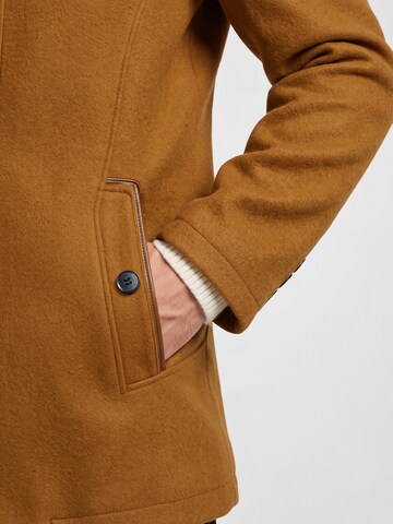 ALLTHEMEN Winter Coat 'Farbkante' in Beige