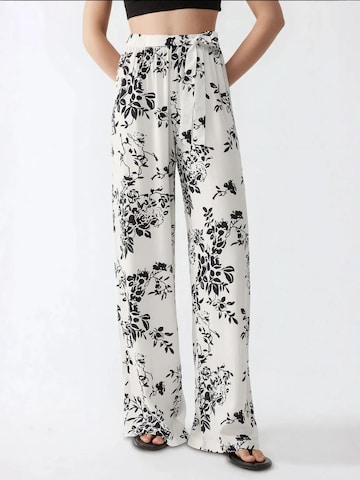 Hiccup - Perna larga Calças em branco: frente